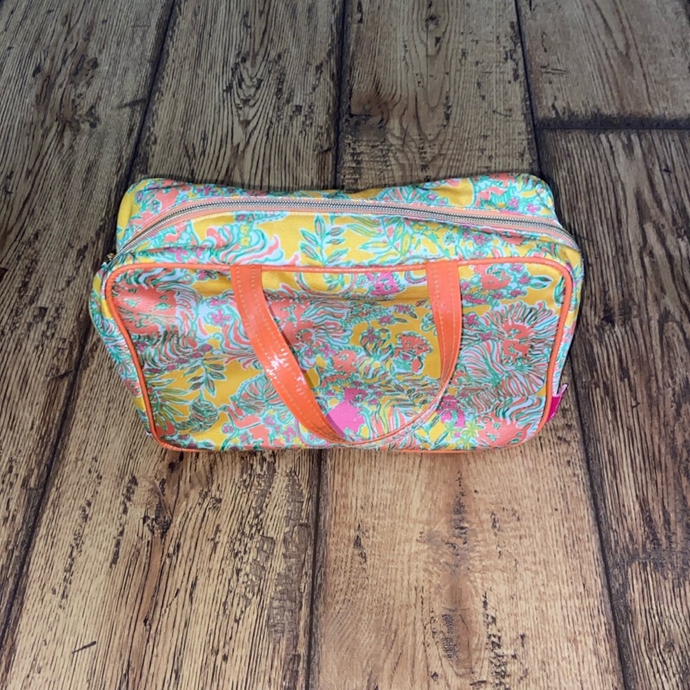 Lilly Pulitzer makeup or travel bag! In great shape super cute!